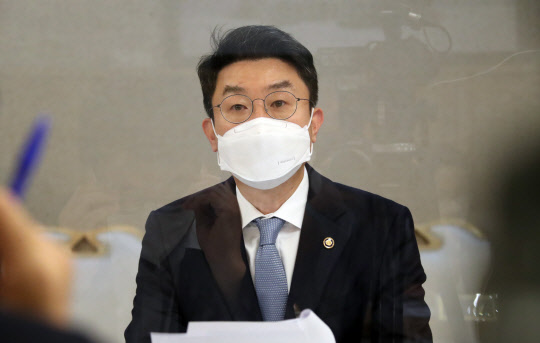 이억원 기획재정부 1차관이 13일 정부서울청사에서 '제27차 혁신성장 전략점검회의 겸 코로나19 정책점검회의 겸 한국판뉴딜 점검 TF 겸 제22차 물가관계차관회의'를 주재하고 있다. 연합뉴스